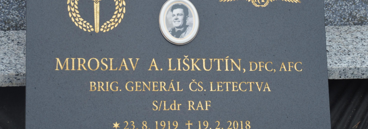 1._pohreb_general_liskutin.jpg