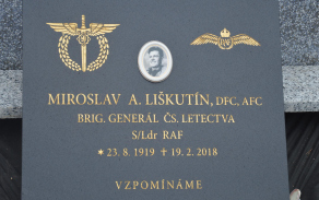 1._pohreb_general_liskutin.jpg
