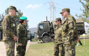 1._rozhovor_pani_generalky_s_reditelem_kvv_brno_a_velenim_roty_az.jpg